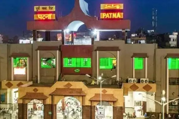 Bihar News: पटना रेलवे स्टेशन पर बम! सुरक्षा बलों ने इलाका सील किया, 8 घंटे तक दहशत में रहे लोग