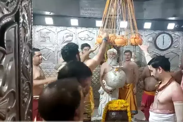 Ujjain Mahakal Mandir: महाकाल के गर्भगृह में बांधी गई मटकिया, जिसमे हैं 11 नदियों का पानी, महादेव को ठंडक देगा