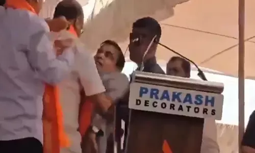 Union Minister Nitin Gadkari: भाषण के दौरान मंच पर बेहोश होकर गिरे केंद्रीय मंत्री नितिन गडकरी, जानिए अब कैसी है हालत