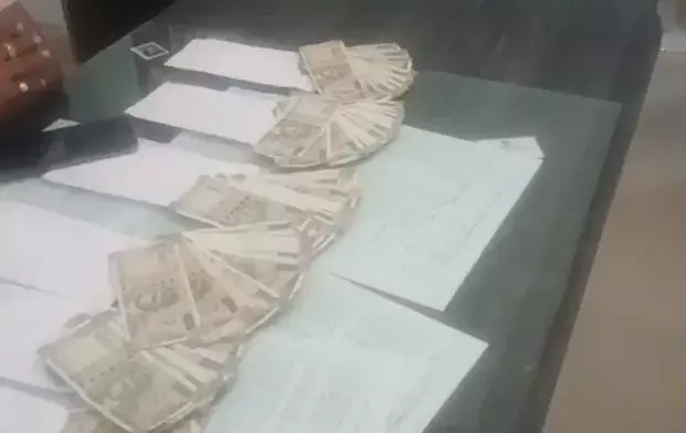 Rajnandgaon News: वोटिंग से पहले पैसे बांटने की थी तैयारी, FST दल ने पकड़ा, बोले-कांग्रेस पार्टी के कार्यकर्ताओं को बांटने लाये थे रकम
