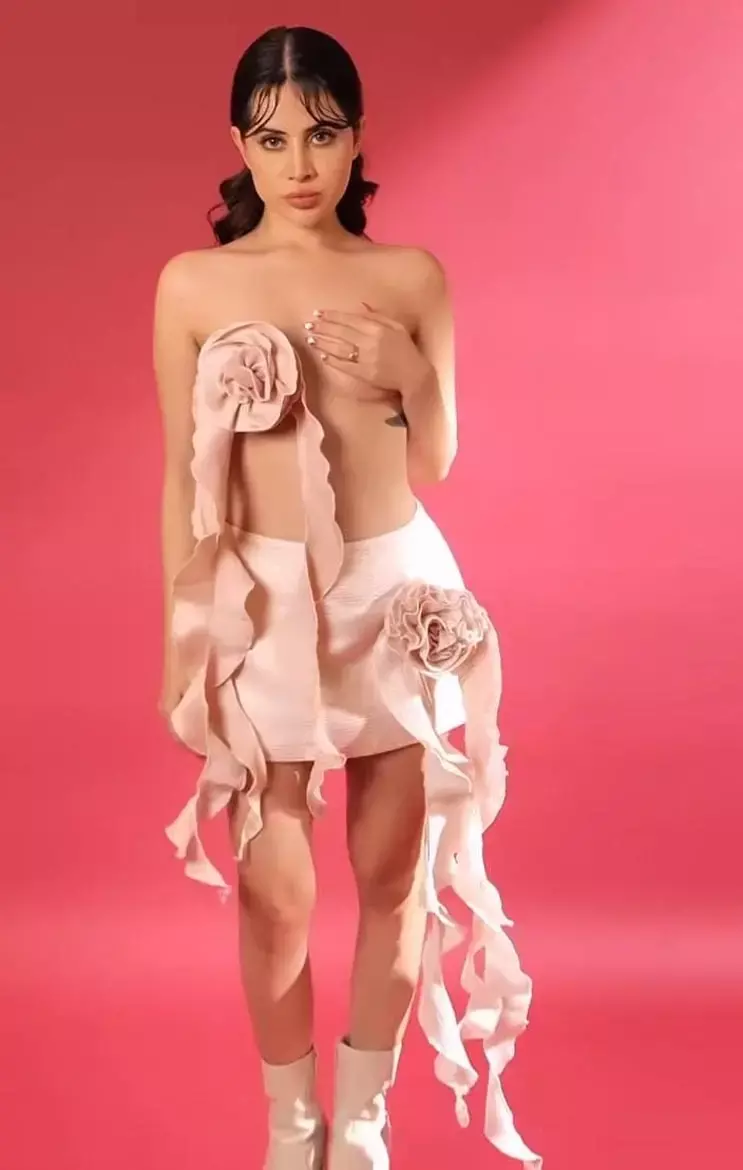 बाप रे, उर्फी ने बिना कपड़ों के करवाई ऐसी फोटोशूट, VIDEO देख यूजर्स बोले- कलंक है, लड़की के...