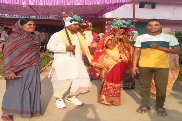 लोकसभा निर्वाचन 2024 के द्वितीय चरण में राजनांदगांव, महासमुंद एवं कांकेर लोकसभा सीट पर हो रहे मतदान के लिए सभी वर्ग के मतदाताओं में उत्साह देखा जा सकता है। मतदान केंद्रों में अपने मताधिकार का प्रयोग करने के लिए नव विवाहित भी पहुंच रहे हैं। लोकसभा निर्वाचन 2024 के द्वितीय चरण में राजनांदगांव, महासमुंद एवं कांकेर लोकसभा सीट पर हो रहे मतदान के लिए सभी वर्ग के मतदाताओं में उत्साह देखा जा सकता है। मतदान केंद्रों में अपने मताधिकार का प्रयोग करने के लिए नव विवाहित भी पहुंच रहे हैं।