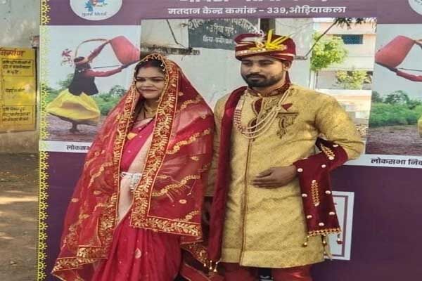 लोकसभा निर्वाचन 2024 के द्वितीय चरण में राजनांदगांव, महासमुंद एवं कांकेर लोकसभा सीट पर हो रहे मतदान के लिए सभी वर्ग के मतदाताओं में उत्साह देखा जा सकता है। मतदान केंद्रों में अपने मताधिकार का प्रयोग करने के लिए नव विवाहित भी पहुंच रहे हैं। लोकसभा निर्वाचन 2024 के द्वितीय चरण में राजनांदगांव, महासमुंद एवं कांकेर लोकसभा सीट पर हो रहे मतदान के लिए सभी वर्ग के मतदाताओं में उत्साह देखा जा सकता है। मतदान केंद्रों में अपने मताधिकार का प्रयोग करने के लिए नव विवाहित भी पहुंच रहे हैं।
