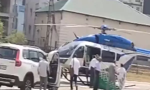 बंगाल न्यूजः हेलीकाॅप्टर में गिरी CM ममता बैनर्जी, चढ़ते वक्त लड़खड़ाने से हुआ हादसा...आई चोट