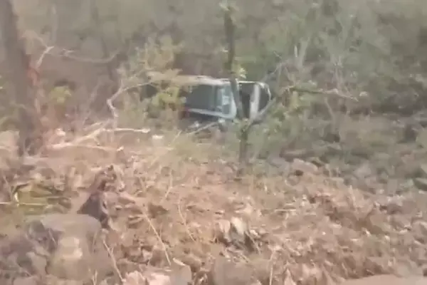 Burhanpur Accident News: MP के बुरहानपुर में 50 फीट गहरी खाई में गिरी बस, 40 यात्री थे सवार, कई की हालत गंभीर