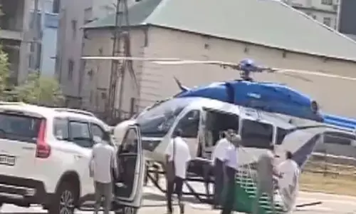 बंगाल न्यूजः हेलीकाॅप्टर में गिरी CM ममता बैनर्जी, चढ़ते वक्त लड़खड़ाने से हुआ हादसा...आई चोट