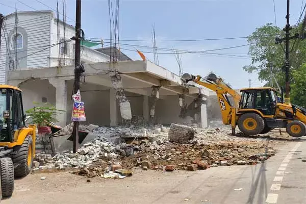 Bilaspur News: अतिक्रमण पर चला निगम का बुलडोजर: नक्शे के विपरीत बिना पार्किंग के बनाई गई थी दुकान, कर दिया जमींदोज