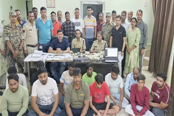 Raigarh Police: सटोरियों पर बड़ी कार्रवाई: 12 आरोपी गिरफ्तार, 13 लाख नगदी सहित पूरा सेटअप जब्त...