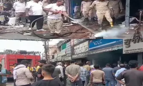 Durg News: इलेक्ट्रिक स्कूटर की दुकान में लगी आग, नई गाड़िया और कई बैटरी जलकर खाक...