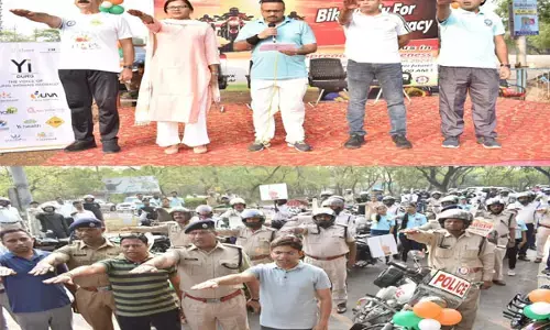 Durg News: मतदाताओं को जागरूक करने जिला प्रशासन व पुलिस ने निकाली बाईक रैली, 100 प्रतिशत मतदान करने का किया आग्रह...