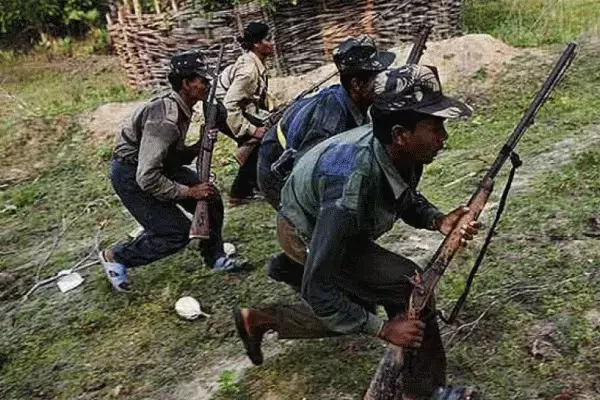 Sukma Naxal Encounter: छत्तीसगढ़ के सुकमा में DRG जवानों और नक्सलियों के बीच मुठभेड़, दोनों ओर से गोलीबारी जारी, एक नक्सली ढेर