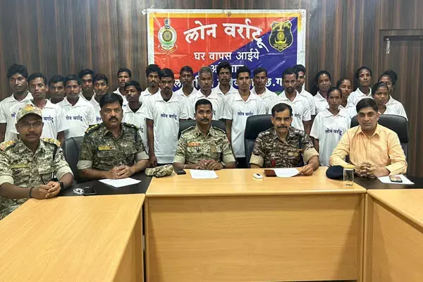 Dantewada News: 23 नक्सलियों ने किया आत्मसमर्पण, बोले-माओवादियों के शोषण और हिंसा से तंग आकर छोड़ा संगठन...