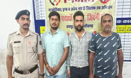 Raipur News: राजधानी में तीन आरोपी मोबाइल पर खेल रहे थे आनलाईन क्रिकेट सट्टा, तभी पुलिस ने रंगे हाथ पकड़ा...
