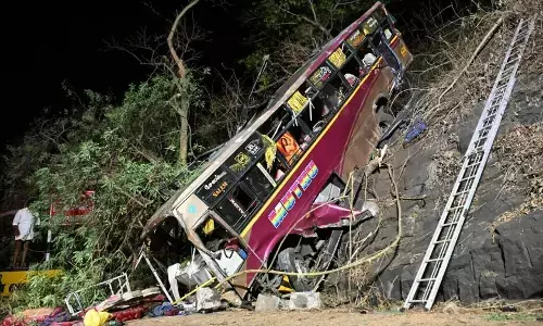 Tamil Nadu Road Accident: तमिलनाडु के सेलम में बस खाई में गिरी, 5 की मौत, 40 से ज्यादा घायल