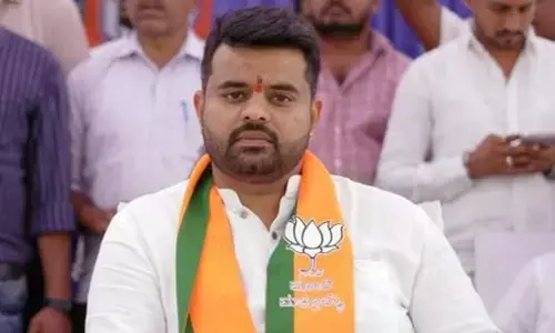 Prajwal Revanna Case: देवेगौड़ा के पोते की बढ़ीं मुश्किलें, गिरफ्तारी के लिए लुकआउट सर्कुलर जारी