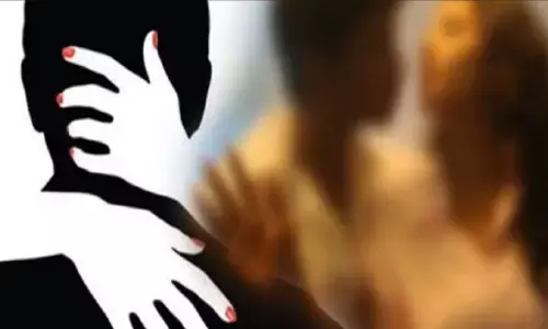 Insest Crime News: बेटे के साथ महिला नेता बेडरूम में मना रही थी रंगरलिया, पति ने रंगे हाथ पकड़ा, फिर ये हुआ