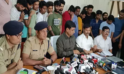 CG महादेव एप मामले में बड़ी कार्रवाई: पुणे से 26 सटोरिये गिरफ्तार, आरोपियों को पकड़ने रायपुर पुलिस को बेचनी पड़ी सब्जी और दूध... महाराष्ट्र में बैठकर आराम से चला रहे थे IPL में ऑनलाइन सट्टा