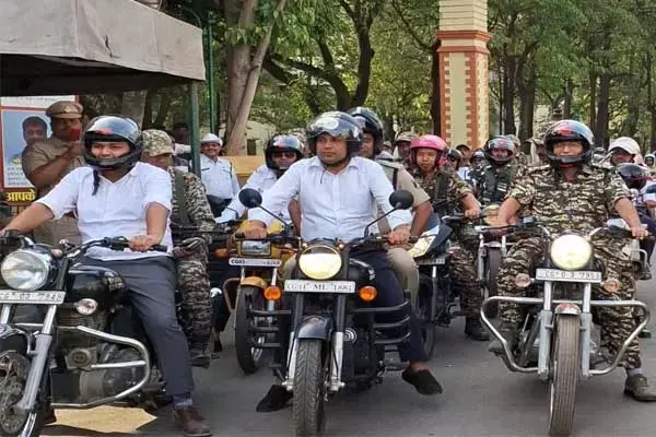 Raipur Loksabha Chunav 2024: बाइक पर निकले कलेक्‍टर और एसपी: सिक्योरिटी गार्ड ने हरी झंडी दिखाकर रैली को किया रवाना