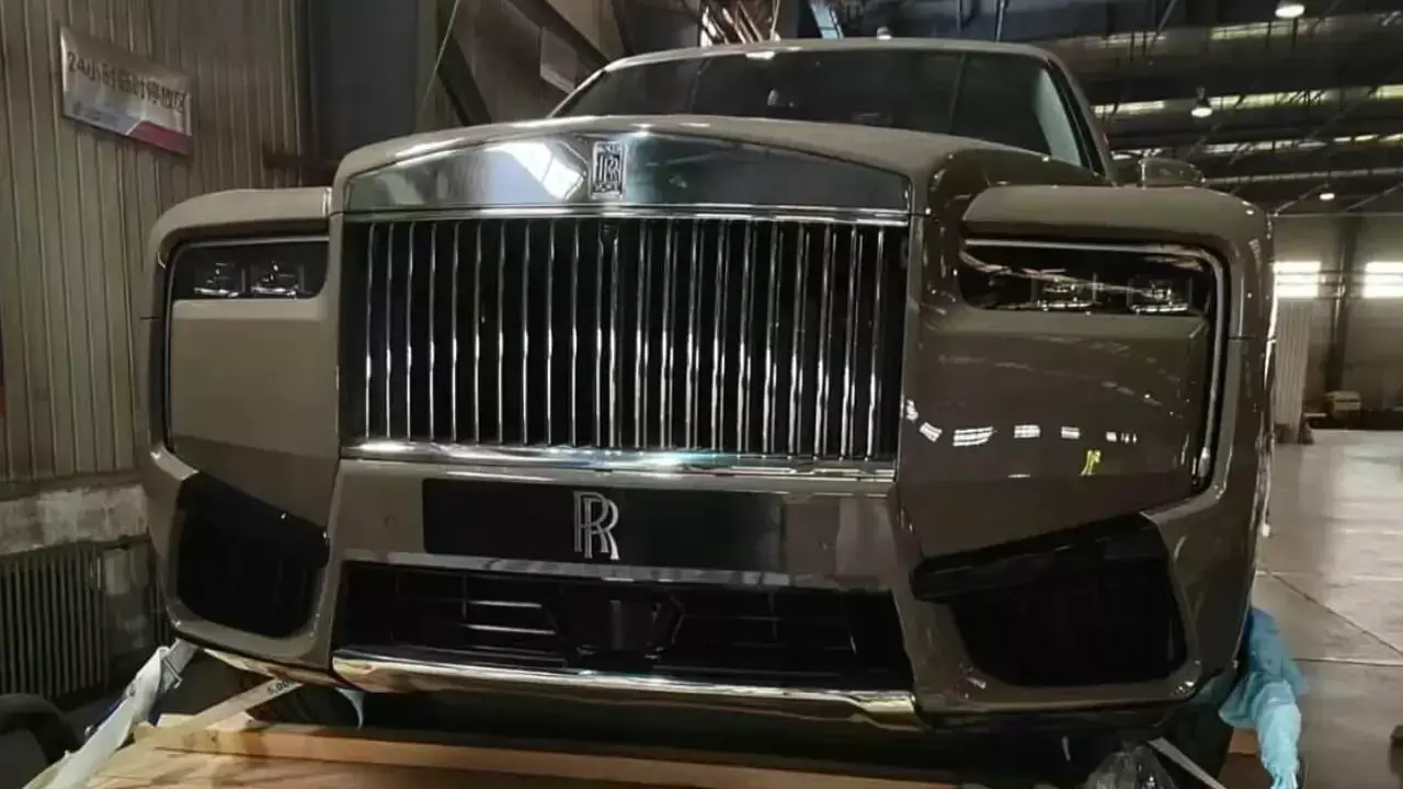 New Rolls-Royce Cullinan: रोल्स-रॉयस कलिनन को मिला नया लुक! पहली बार देखा गया फेसलिफ्ट अवतार: जानिए क्या बदलाव हुए हैं? New Rolls-Royce Cullinan: रोल्स-रॉयस कलिनन को मिला नया लुक! पहली बार देखा गया फेसलिफ्ट अवतार: जानिए क्या बदलाव हुए हैं?