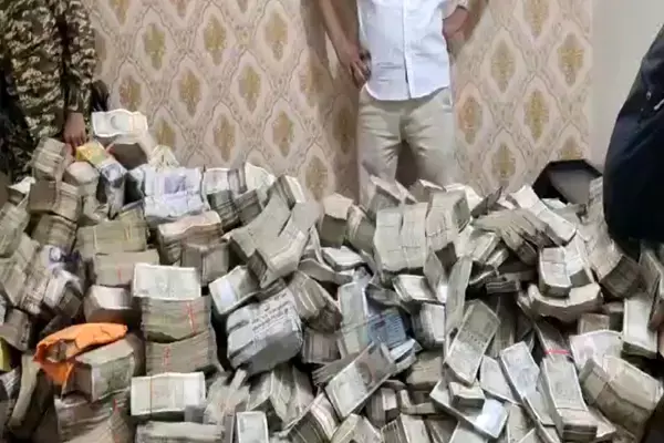 ED Raid In Ranchi: रांची में ईडी की छापेमारी! मंत्री आलमगीर के निजी सचिव के नौकर के  घर से मिला करोड़ों का कैश, नोटों की गिनती जारी