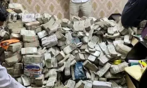Jharkhand Crime News: झारखंड में मंत्री के PS के नौकर के घर से मिला नोटों का पहाड़, ED के छापे में 30 करोड़ कैश मिलने का अनुमान, देखें वीडियो