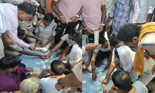 Bilaspur News: देखिए जुआरी पुलिस कर्मियों को, चुनाव ड्यूटी में आए पुलिसकर्मी स्ट्रांग रूम के बाहर ही बैठ गए जुआ खेलने...