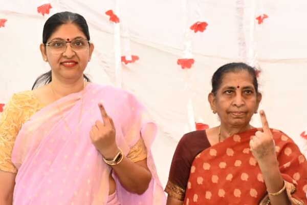 मुख्य निर्वाचन पदाधिकारी रीना बाबासाहेब कंगाले ने आज सवेरे रायपुर के धरमपुरा पूर्व माध्यमिक शाला स्थित मतदान केंद्र में मतदान किया। मुख्य निर्वाचन पदाधिकारी रीना बाबासाहेब कंगाले ने आज सवेरे रायपुर के धरमपुरा पूर्व माध्यमिक शाला स्थित मतदान केंद्र में मतदान किया।