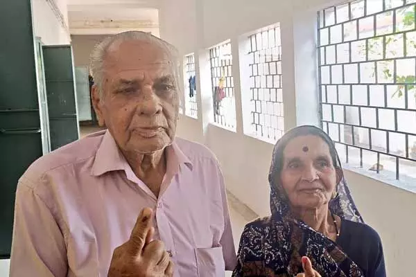 छत्‍तीसगढ़ में शहरी वोटर सुस्‍त, पहले 2 घंटे में... ... Third phase of voting in Chhattisgarh: तीसरे चरण के लिए मतदान शुरू: CG की 7 सहित देश की 93 सीटों के लिए वोटिंग, राज्य में 1 करोड़ 39 लाख वोटर करेंगे 168 प्रत्‍याशियों के भाग्‍य का फैसला