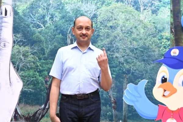 अपर मुख्य सचिव सुब्रत साहू ने देवेंद्र नगर ऑफिसर्स कालोनी स्थित आदर्श मतदान केंद्र-52 में मतदान किया। अपर मुख्य सचिव सुब्रत साहू ने देवेंद्र नगर ऑफिसर्स कालोनी स्थित आदर्श मतदान केंद्र-52 में मतदान किया।