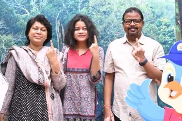 अपर मुख्य सचिव मनोज पिंगुआ ने पत्नी एवं पुत्री के साथ ने देवेंद्र नगर ऑफिसर्स कालोनी स्थित आदर्श मतदान केंद्र-52 में मतदान किया। अपर मुख्य सचिव मनोज पिंगुआ ने पत्नी एवं पुत्री के साथ ने देवेंद्र नगर ऑफिसर्स कालोनी स्थित आदर्श मतदान केंद्र-52 में मतदान किया।