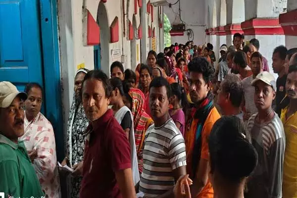  11 बजे तक लगभग 30 प्रतिशत कर चुके वोटिंग,... ... Third phase of voting in Chhattisgarh: तीसरे चरण के लिए मतदान शुरू: CG की 7 सहित देश की 93 सीटों के लिए वोटिंग, राज्य में 1 करोड़ 39 लाख वोटर करेंगे 168 प्रत्‍याशियों के भाग्‍य का फैसला