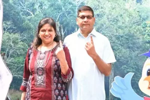 Third phase of voting in Chhattisgarh: अफसरों की वोटिंग: परिवार के साथ मतदान करने पहुंच रहे अफसर, देखें तस्‍वीरें