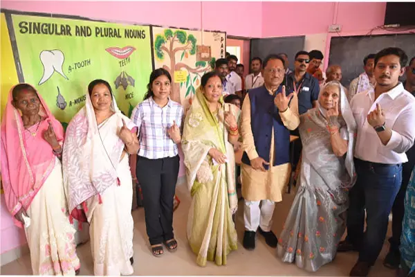 CM Vishnudeo: CM विष्णुदेव ने पूरे परिवार के साथ लाइन में लग किया मतदान, जनता से की ये अपील...