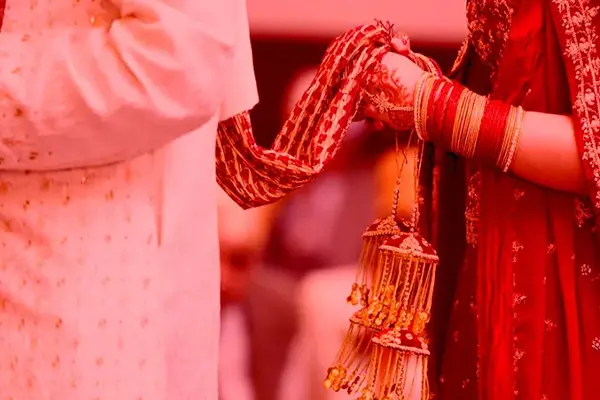 Indore News: पति पत्नी और वो की गजब कहानी: युवक ने किया मोहब्बत का ऐसा एग्रीमेंट, कोर्ट गया मामला तो जज हुए हक्के-बक्के