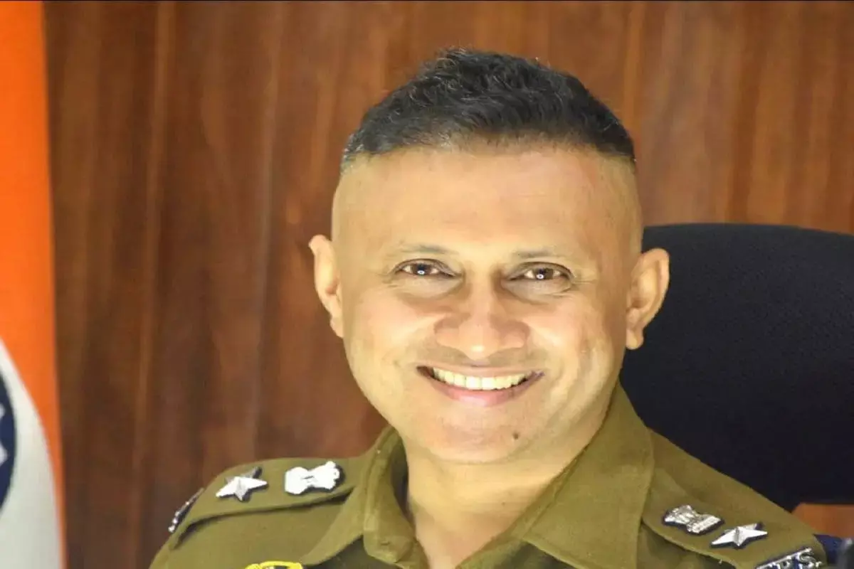 Former IPS Anand Mishra: पूर्व आईपीएस आनंद मिश्रा ने किया नामांकन, बक्सर से लड़ेंगे चुनाव