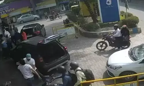 Amanatullah Khan Son Viral Video: AAP विधायक अमानतुल्लाह खान के बेटे की सरेआम गुंडागर्दी, पेट्रोल पंप में घुसकर कर्मचारी को पीटा, केस दर्ज