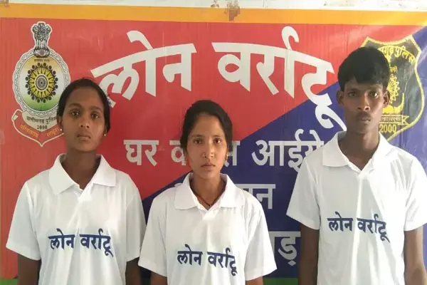 Dantewada Naxal News: तीन और नक्सलियों ने किया सरेंडर, माओवादियों के अत्याचार से परेशान होकर लौटे मुख्धारा में
