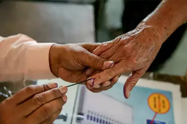 Betul Lok Sabha Seat:बैतूल में फिर से हो रही है तीसरे चरण की वोटिंग, सुबह से लगी कतारें, मध्यमा अंगुली पर लग रही स्याही, जानिये वजह