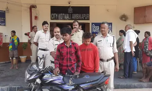Ambikapur News: ऑपरेशन विश्वास के तहत बाइक चोरी के मामले में चंद घंटे के भीतर 2 आरोपी गिरफ्तार
