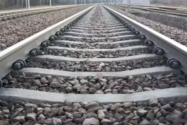 Bilaspur News: प्रेमी जोड़े ने ट्रेन के सामने कूदकर दी जान, पटरियों पर मिला शव...जांच में जुटी पुलिस...