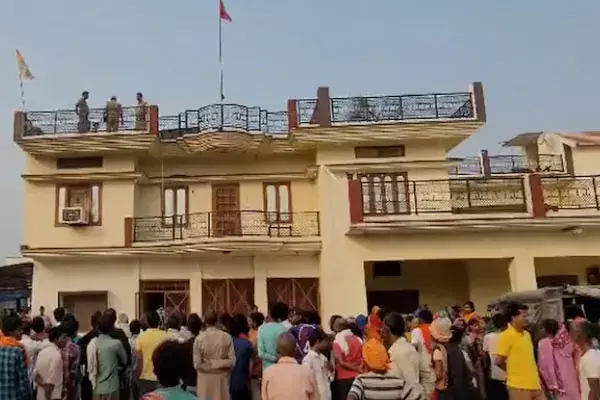 UP News: नशेड़ी ने मां, पत्नी और तीन बच्चों की हत्या की, फिर आरोपी ने खुद को भी गोली मारी, 5 लोगों के मर्डर से इलाके में हड़कंप...जानिए कहां का है मामला...