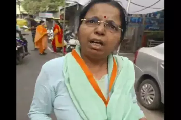 Ujjain News: पीठासीन अधिकारी पर गिरी उज्जैन कलेक्टर की गाज, मतदान केंद्र पर लगा रही थी PM मोदी के नारे, Video