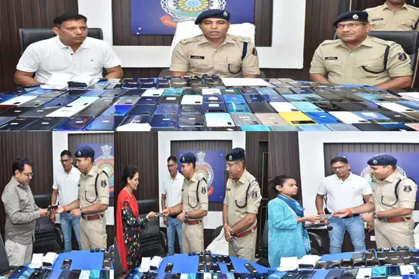 Durg News: 35 लाख के गुम मोबाइल को दुर्ग पुलिस ने ढूंढ निकाला, फ़ोन दोबारा पाने की नहीं थी उम्मीद, पुलिस के लौटाने पर खिले नागरिकों के चेहरे