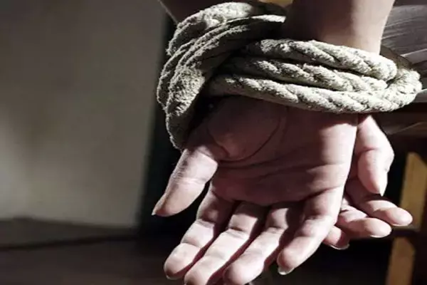 Budaun News: बदायूं में युवक को प्यार करने की मिली ऐसी सजा, देखने वालों की काँप गई रूह