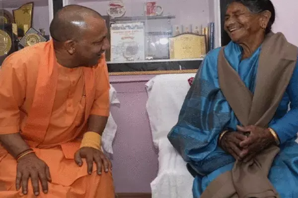 CM Yogi Mother: सीएम योगी की मां सावित्री देवी की तबीयत हुई खराब,