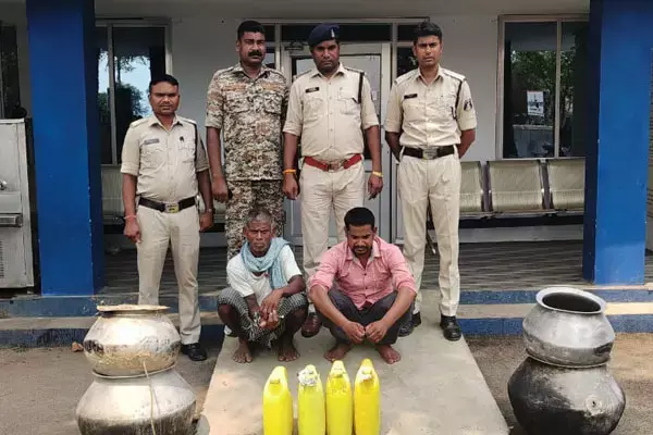 Raigarh News: खरसिया में 20 लीटर महुआ शराब के साथ 2 आरोपी गिरफ्तार...