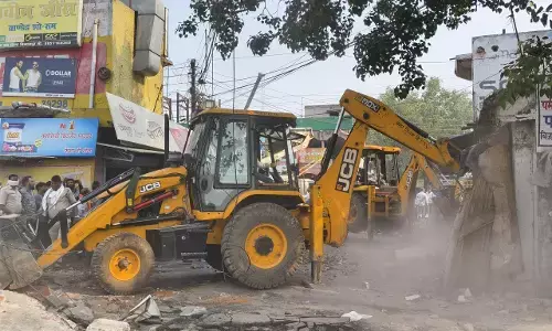 Bilaspur News: अवैध दुकानों पर चला नगर निगम का बुलडोजर, तोड़ी अवैध दुकानें, बरसों से लटकी थी 80 फ़ीट चौड़ी सडक