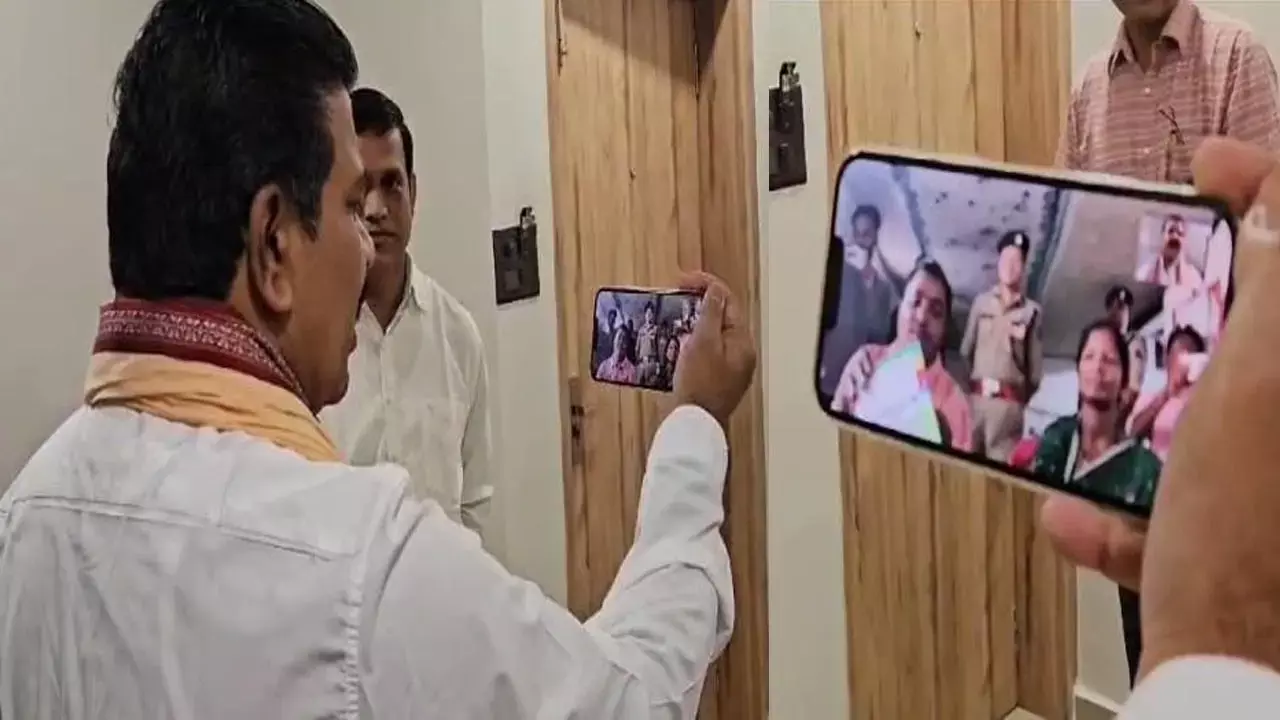 CG: 14 लाख के पूर्व इनामी नक्सली ने की 10वीं की परीक्षा पास, डिप्टी CM शर्मा ने वीडियो कॉल पर की बात, जानिए क्या कुछ बोले...