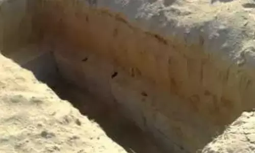 Crime News in Hindi: चौंकाने वाली खबर, कब्र से चार दिन बाद जिंदा निकला वृद्ध, ऐसे हुआ खुलासा