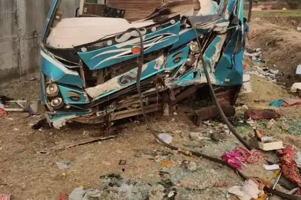 MP Rajgarh Accident: MP के राजगढ़ में पुल से नीचे गिरी बस, 2 लोगों की मौत, 40 से ज्यादा घायल